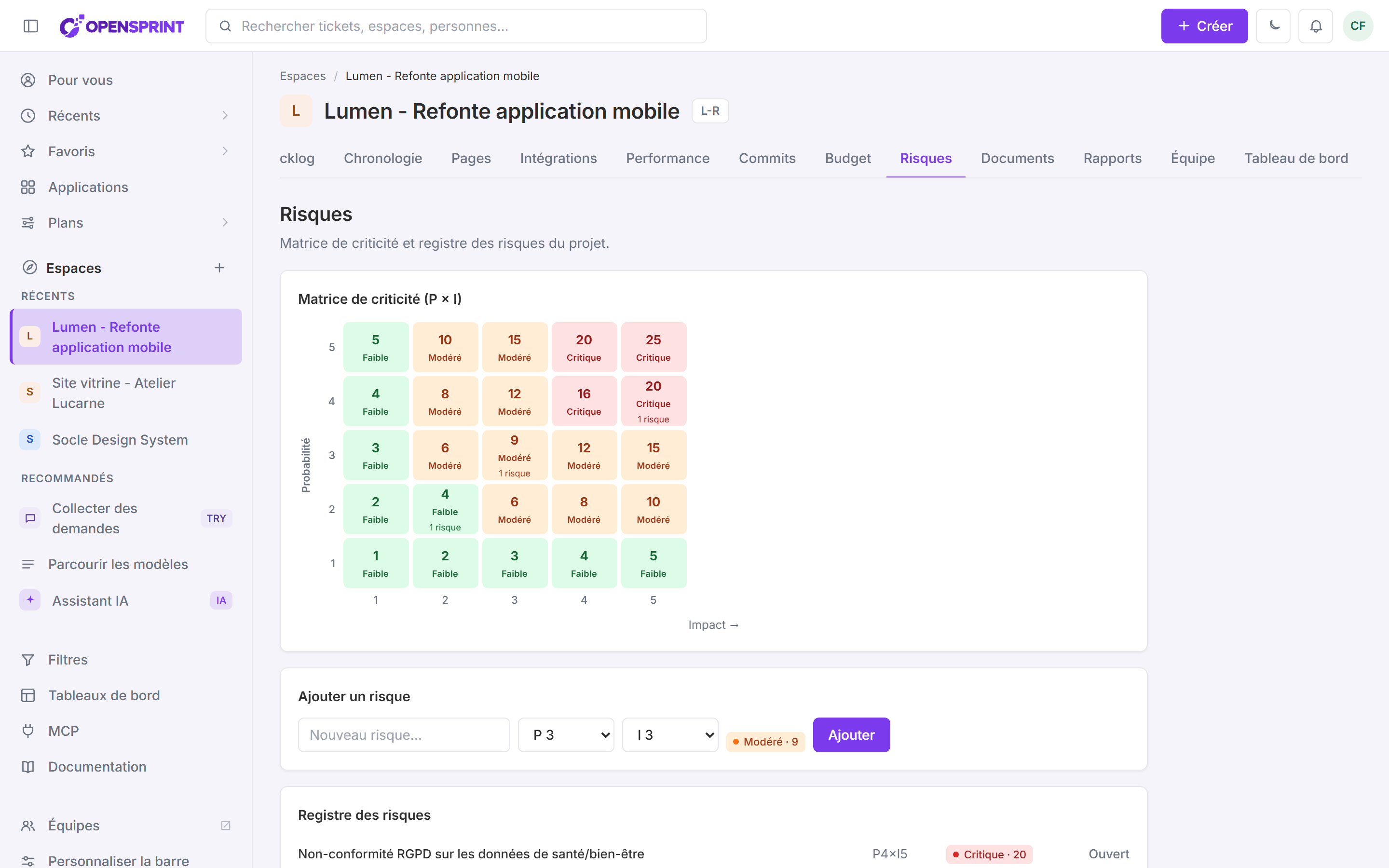 Matrice de criticité Probabilité × Impact de l'espace Lumen, 5 par 5, avec des cases teintées portant chacune un score chiffré et son niveau écrit (faible, modéré, critique).